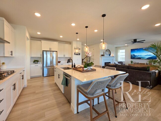 Foto del edificio - Elevated Northwest Living with Sweeping Seattle & Mount Baker Views