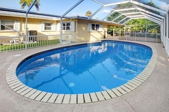 Building Photo - 120 Park Ln E