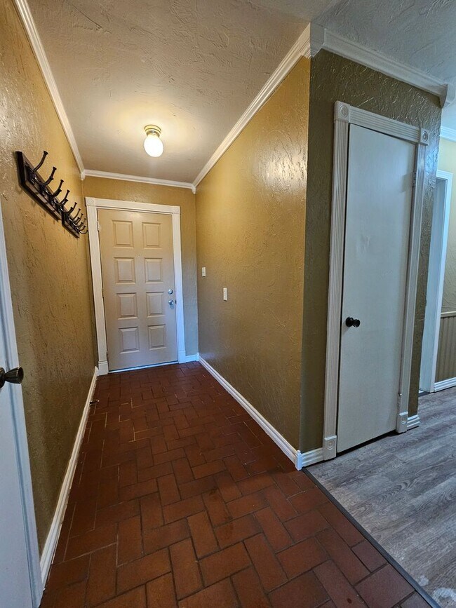 Foto del edificio - (3) Bed/(1.5) Bath Avail NOW! Pet Negotiable!