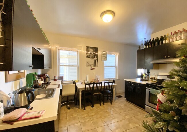 Building Photo - 72 Calumet St