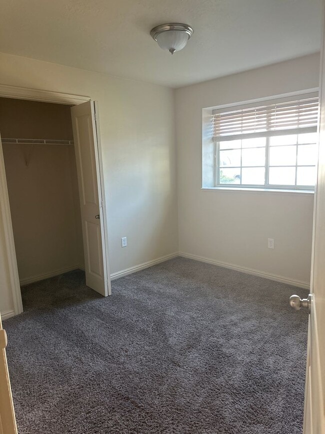 Building Photo - 3 bedroom 2 Bath condo