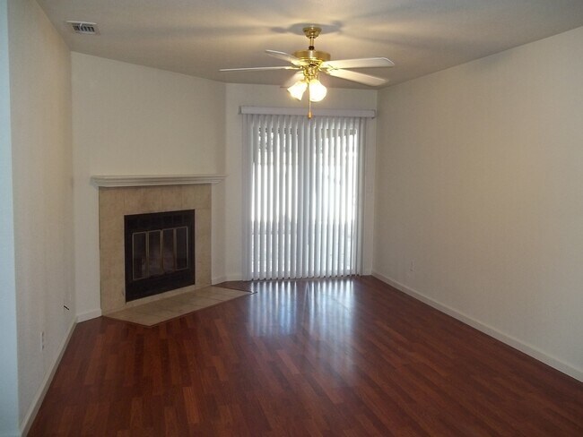 Building Photo - 3 bedroom home in NW Fresno with modern am...