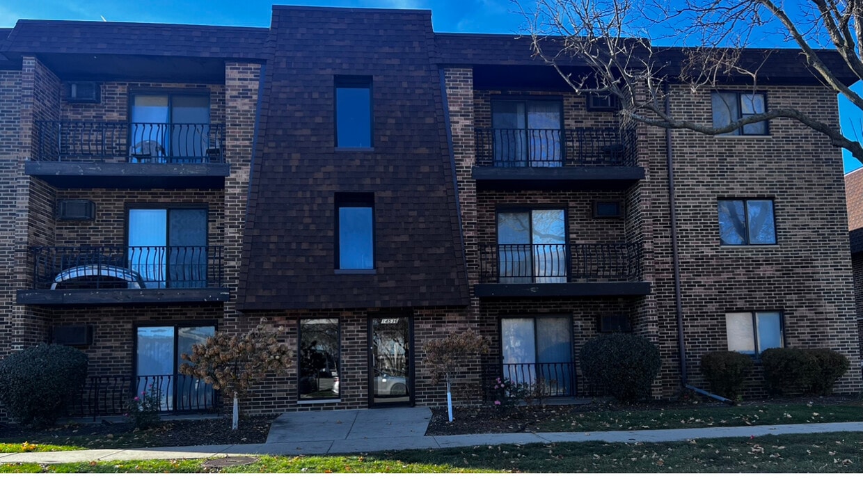 14536 S Muskegon Ave Unit 2D, Burnham, IL 60633 Condo for Rent in