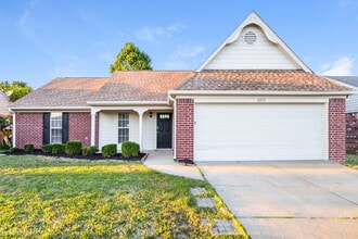 Building Photo - 10712 Oak Cir N