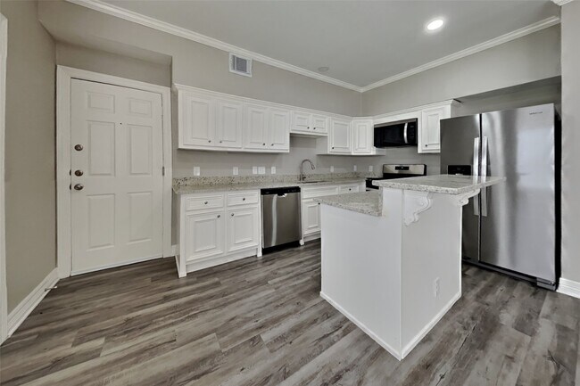 Building Photo - 21610 Wildcroft Dr