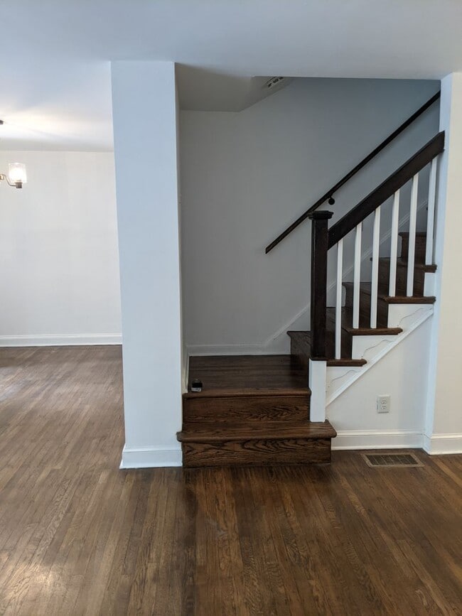 Building Photo - Renovated 3BR/1BA Townhouse in Edgemoor Gardens!