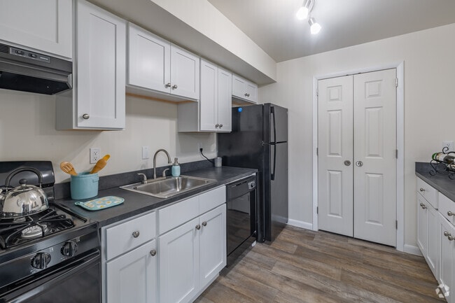 2BR, 2BA - 1,070SF - Kitchen - Millers Crossing