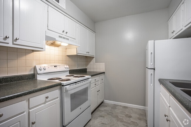 2BR, 1BA - 960SF - Colonial - Kitchen - West Gate Terrace