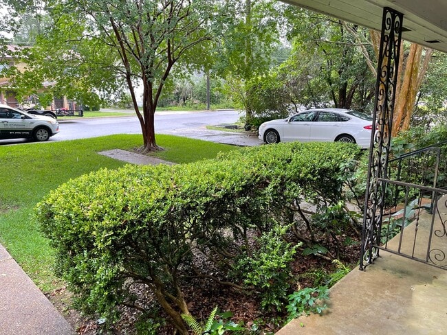 Building Photo - WS- 825/827 INGLESIDE DR