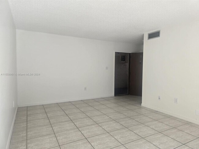 Building Photo - 10641 SW 108th Ave