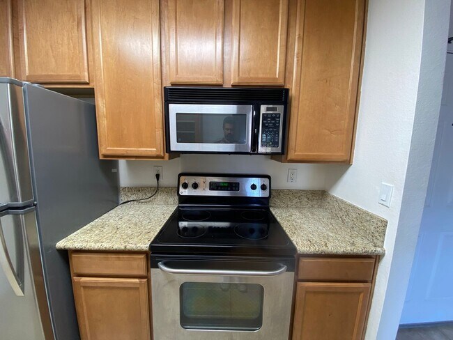 Foto del edificio - Awesome Condo - Complex W/ Pool, Gym & BBQ...