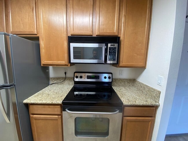 Building Photo - Awesome Condo - Complex W/ Pool, Gym & BBQ...
