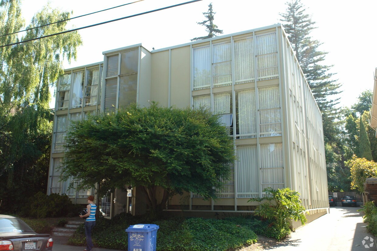 Primary Photo - 2617 College Ave