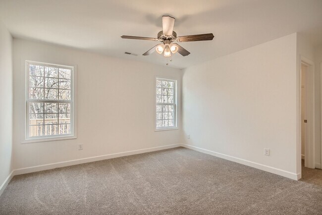 Foto del edificio - Like new house in nice Concord location!!