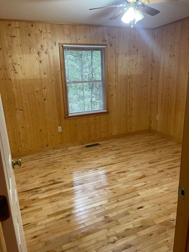 Building Photo - Charming Cabin
