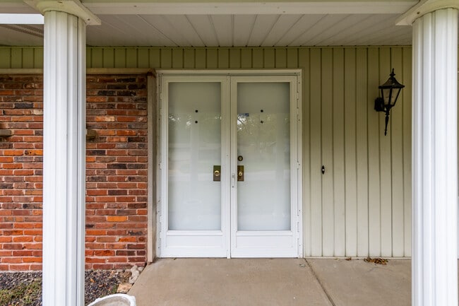 Building Photo - 1643 Fontana Dr