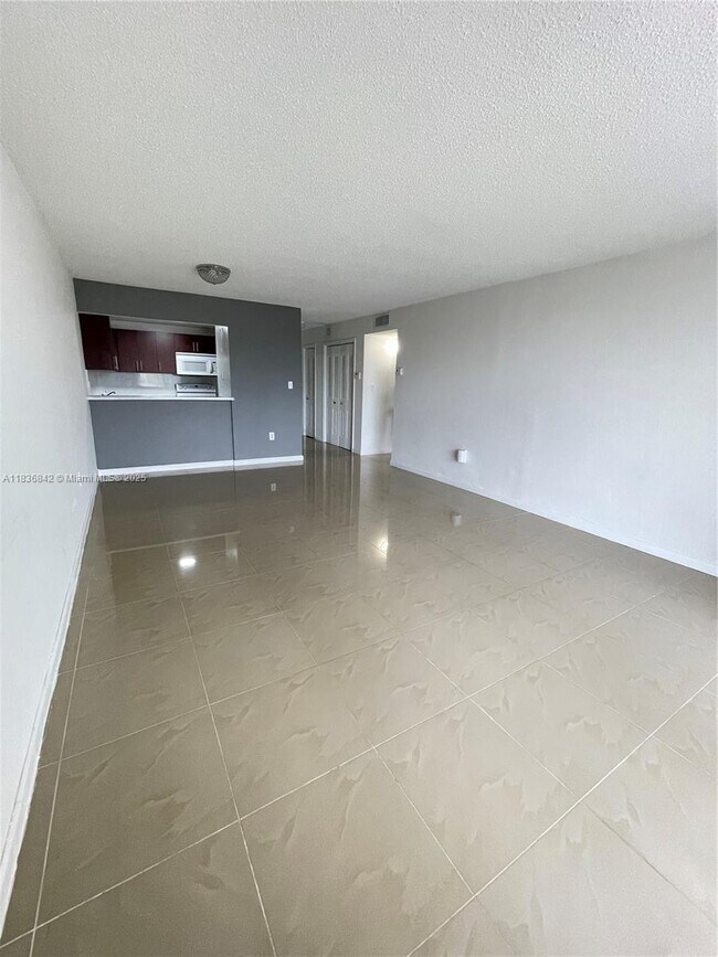 Foto del edificio - 6950 Miami Gardens Dr