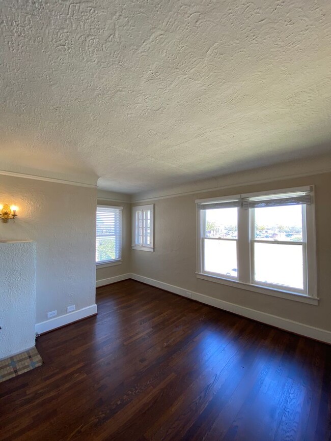 Building Photo - 2 bed/1 bath Duplex Overlooking Dallas Sky...