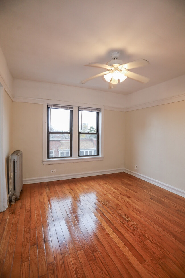 Building Photo - 7455 N Greenview Ave