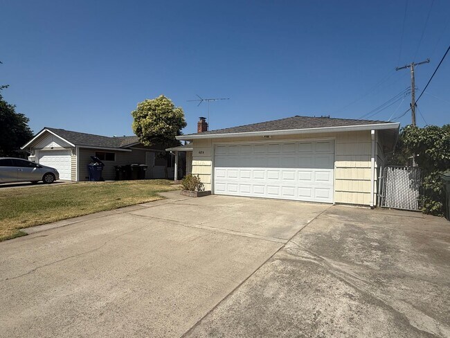 Foto del edificio - 3 bed 1 bath home available now