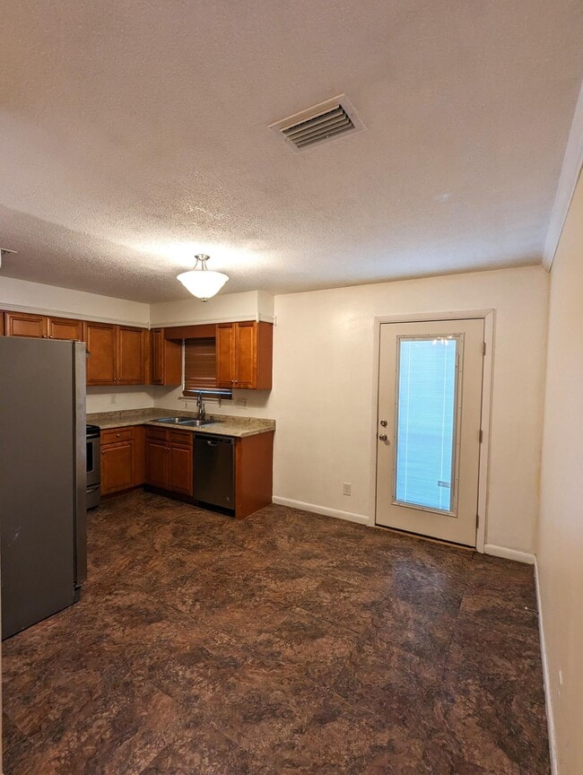 Building Photo - 1010 Pinetree Rd