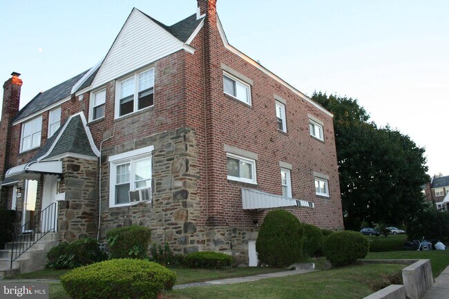 Building Photo - 826 Windermere Ave