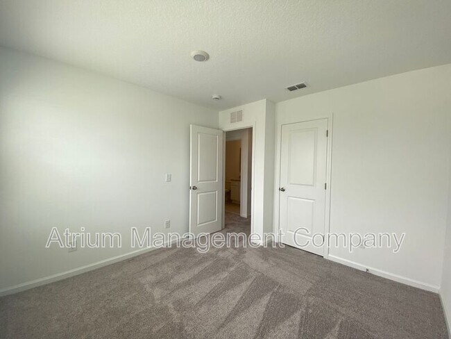 Foto del edificio - 5915 Piney Shrub Pl