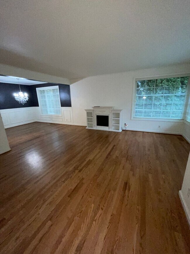 Building Photo - Lake Oswego Townhouse style condo