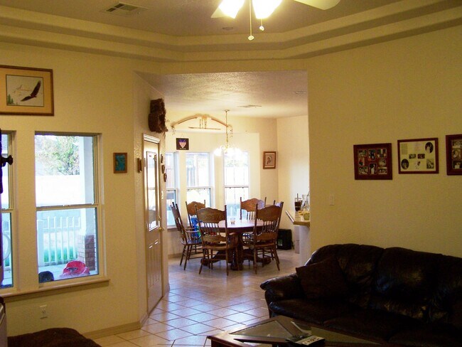 Foto del edificio - Beautiful 4 Bedroom / 2 Bath Home Ready fo...