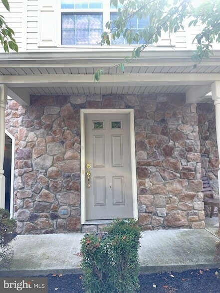 Building Photo - 184 Mapleton Dr