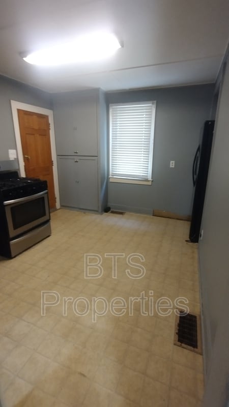 Building Photo - 1537 S Idaho St