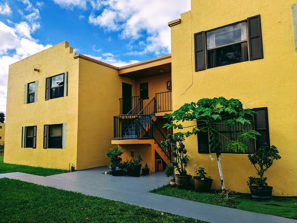 Building - 646 NW 114th Ave