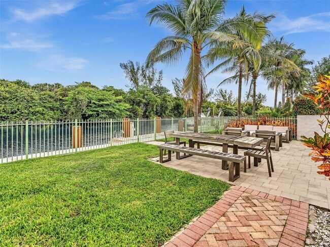 Foto del edificio - 2901 Hidden Harbour St