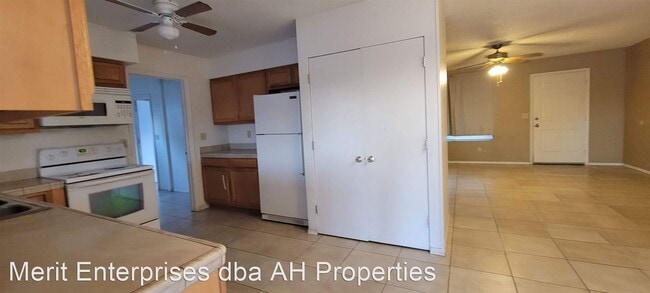 Building Photo - 3 br, 2 bath House - 9409 E DES MOINES ST