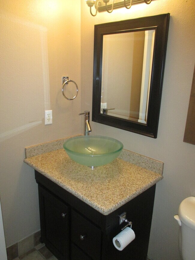 Building Photo - Beautiful Three Bedroom in the Hills of South Salem