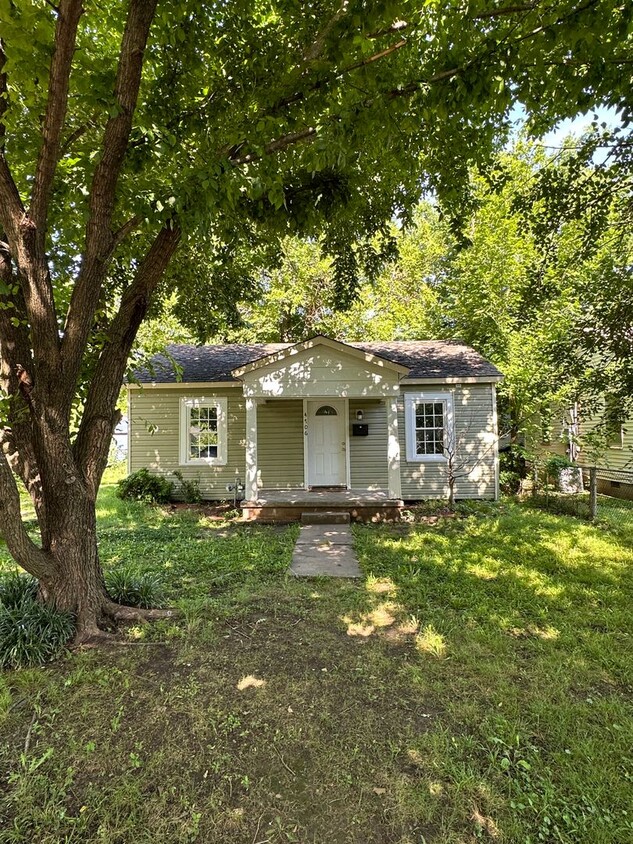 Primary Photo - Beautiful home in Carbondale!