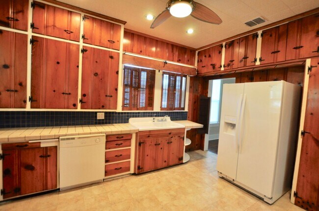 Foto del edificio - FOR LEASE! 3 BR - 1 BA - 1 Car Garage - 1,...