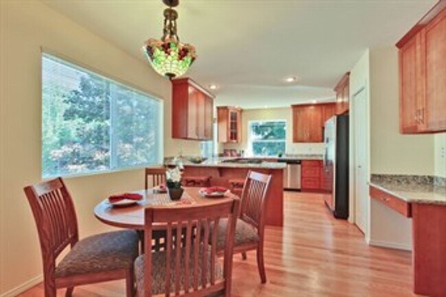 Foto del edificio - Spacious 4 bedroom 3 bath daylight rambler...