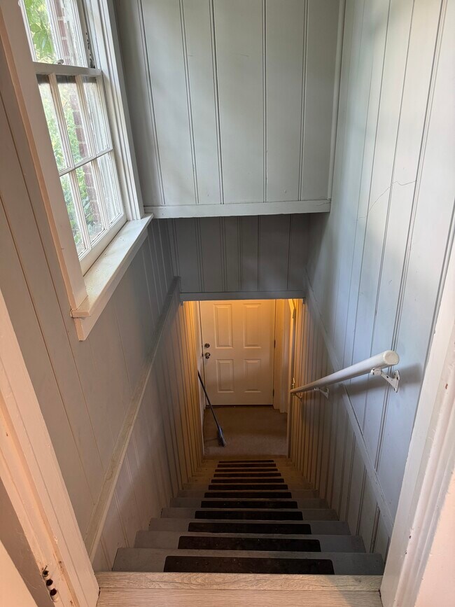 Escalera al apartamento - 526 Grace St