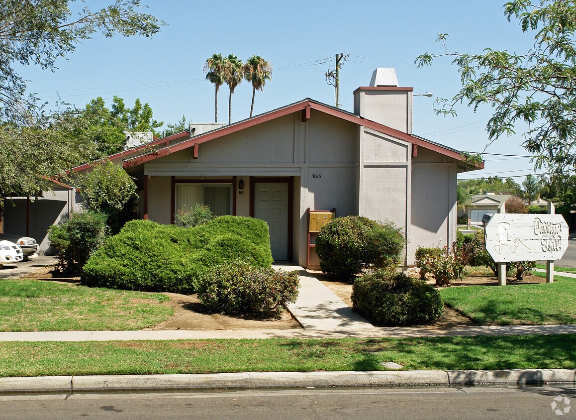 Primary Photo - Carriage Hill Apartments