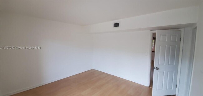 Foto del edificio - 1500 NE 127th St