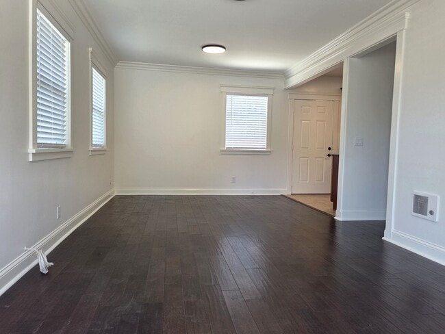 Building Photo - Adorable Beach-Close 2 Bedroom Bungalow in...