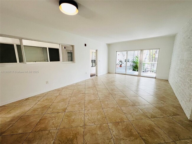 Building Photo - 946 Bay Dr