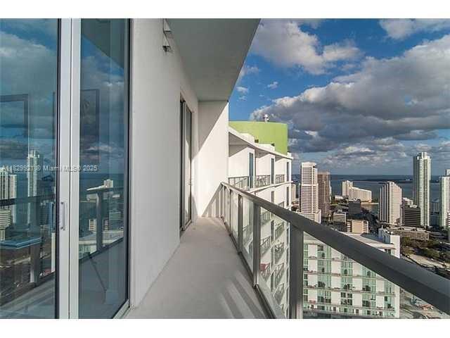 Foto del edificio - 185 SW 7th St