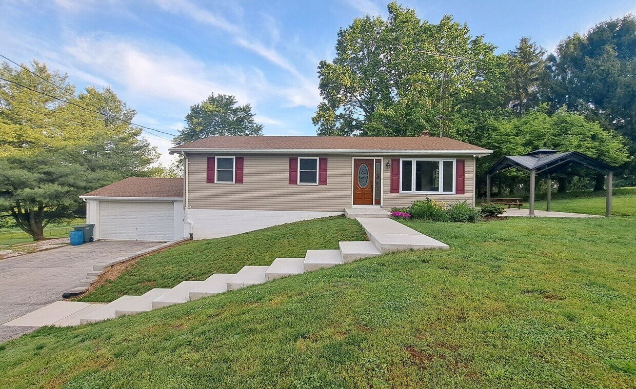 Foto principal - 3 Bed / 1-1/2 Bath Single Family Home