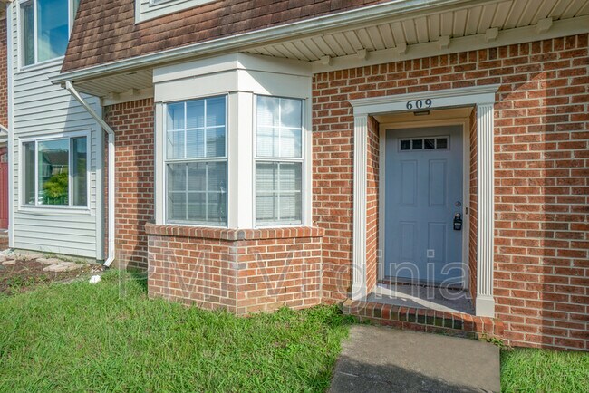 Building Photo - 609 Sedgefield Ct