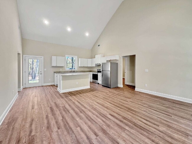 Building Photo - Brand New Rental in North Hall!