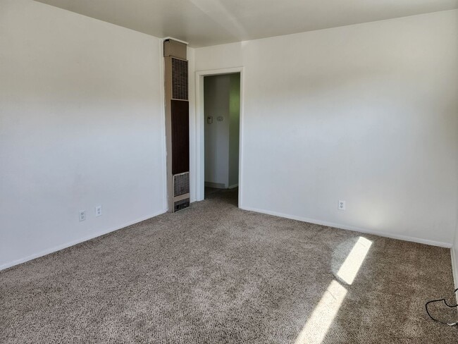 Building Photo - 1559 W 7th St