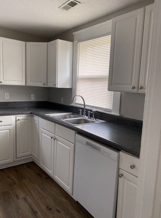 Building Photo - Updated 2 Bedroom Home Just Minutes from Downtown Chattanooga!