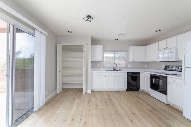 Building Photo - 7650 E Williams Dr